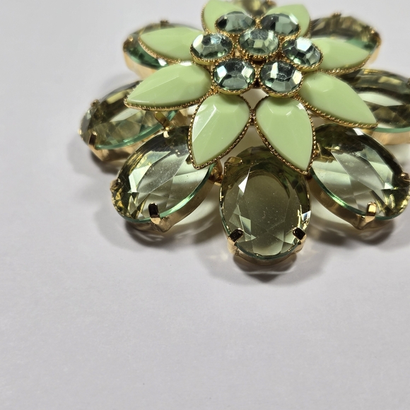 Gold Tone Trim Light Green Floral Glass Crystal Brooch - Picture 14 of 16
